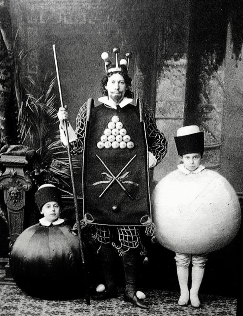 Этот русский семейный портрет был сделан еще на Хэллоуин 1886 года. Отец одет как "король бильярда", а двое его сыновей одеты как биток и восьмерка.