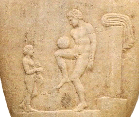 Гранитный рельеф изображает греческого атлета, удерживающего мяч у себя на колене
