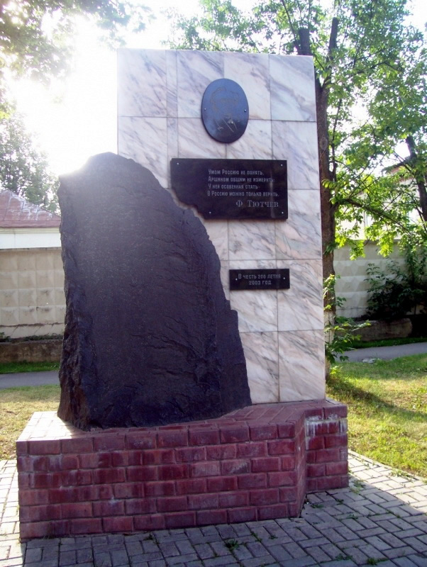 памятник ф.и.тютчеву - внуку пострадавшего от салтычихи в троицком-мосрентгене